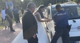 Fotoğraf çekimi yaptıran çiftin araçtaki altınları çalındı