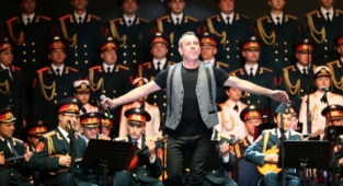 Haluk Levent, Rus Kızılordu Korosu ile Mersin'de