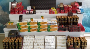 Otomobilde gümrük kaçağı ürünler ele geçirildi