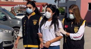 Hırsızlık yaptıkları iddiasıyla yakalanan 2 kız kardeşten biri tutuktandı