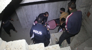 İnşaatta merdiven boşluğuna düşerek yaralandı