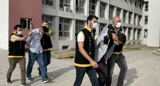 SAHTE POLİS GERÇEĞİNE YAKALANDI