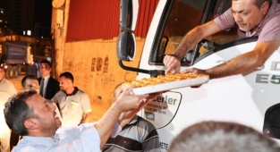 Kocaispir, asfalt döken işçilere tatlı ikram etti