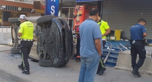 Mersin’de devrilen otomobilin sürücüsü yaralandı