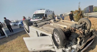 Mersin’de devrilen otomobilin sürücüsü yaralandı
