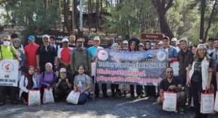 Orman yangınlarında zarar gören bölgede doğa yürüyüşü yaptı