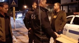 Otomobil çarpan köpek yavrusuna polis ekipleri sahip çıktı