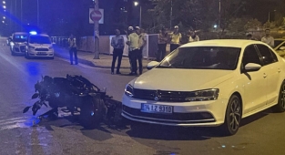 Otomobille çarpışan motosikletteki 2 polis yaralandı