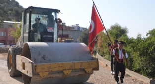 Özgan iş makinesine binip kendi asfaltladı