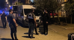 Rastgele ateş açan kişi kendini ve bir genci yaraladı