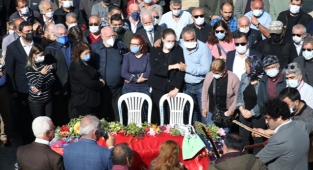 Sanatçı Musa Eroğlu'nun eşinin cenazesi Mersin'de defnedildi