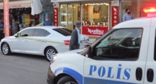 Silahlı saldırıya uğrayan kuyumcu yaralandı