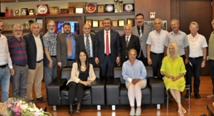 Soner Çetin’e plaket verdiler