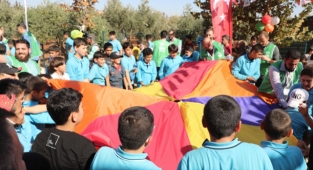 Suriyeli yetimler zeytin toplama şenliğine katıldı