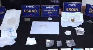 Uyuşturucu ticareti yaptığı iddiasıyla 2 zanlı tutuklandı