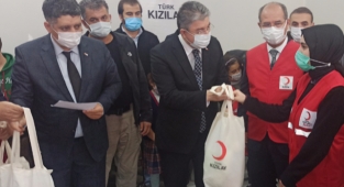 5 bin öğrenciye kıyafet yardımında bulundu