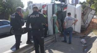 Adana'da bariyerlere çarpan tırın sürücüsü yaralandı