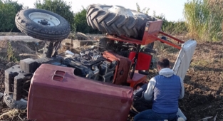 Adana'da devrilen traktörün sürücüsü yaralandı