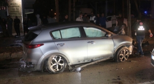 Adana'da iki otomobil çarpıştı, 3 kişi yaralandı