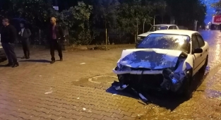 Adana'da iki otomobil çarpıştı, 4 kişi yaralandı