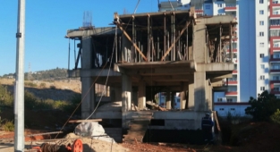 Adana'da inşaattan düşen işçi yaralandı