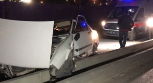 Adana'da refüje çarpan otomobilin sürücüsü yaralandı