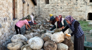 Arkeolojik kazılar bölgedeki kadınlara kazanç kapısı oldu