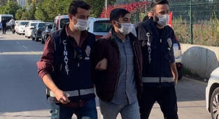 Bir kişiyi bıçakla yaraladıkları iddiasıyla 2 zanlı tutuklandı