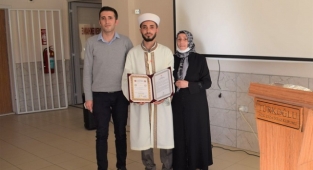 Cezaevinde hafız oldu