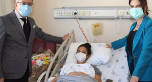 ÇÜ Rektörü Tuncel'den trafik kazasında yaralanan öğrenciye ziyaret