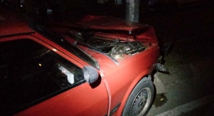 Direğe çarpan otomobil sürücüsü yaralandı