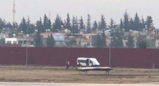 Piste inen uçağın önüne atladılar