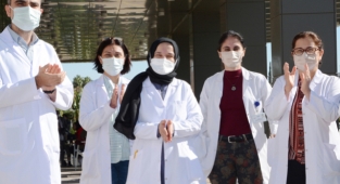 Hekimler sustu alkışlar konuştu