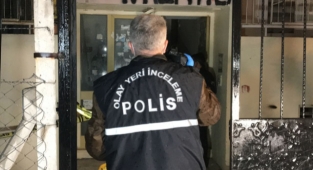 Kadın apartman bahçesinde silahla vurulmuş halde bulundu.