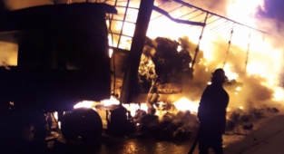 Mersin’de iplik yüklü tır yandı