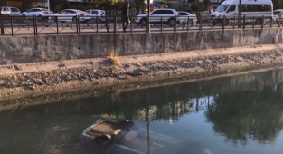 Otomobilin sürücüsünü vatandaşlar kurtardı