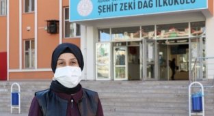 Şehit eşi Hasret kızı ve öğrencileriyle hayata tutunuyor