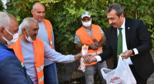 Soner Çetin işçilerle ekmeğini bölüştü