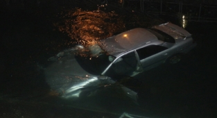 Kanala devrilen otomobilin sürücüsü yaralandı