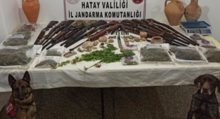16 ruhsatsız silah bulunan evdeki 2 zanlıya gözaltı