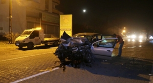2 OTOMOBİL ÇARPIŞTI