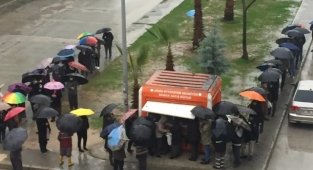 5 ekmek alabilme kuyruğu!