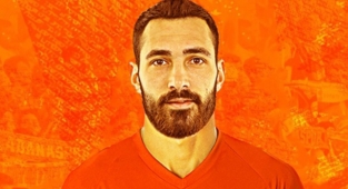 Adanasporlu futbolcu maç oynanırken stadı terk etti