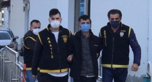 Akaryakıt istasyonunda silahlı soygun güvenlik kamerasında