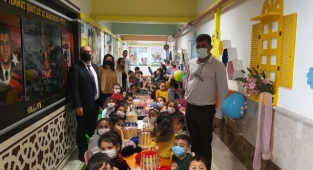 Anasınıfı öğrencileri kaşkol örüyor