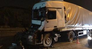 Araçta sıkışan sürücü kurtarıldı