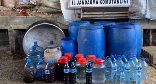 Evin deposunda 840 litre sahte içki ele geçirildi