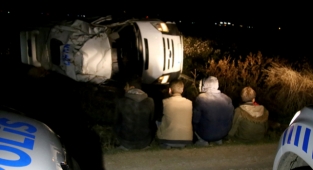 Göçmenleri taşıyan minibüs polisten kaçarken tarlaya devrildi