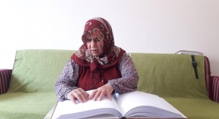 Görme engelli kadın 13 yılda hafız oldu