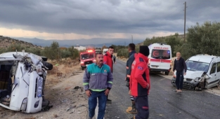 Hafif ticari aracın çarpışması sonucu 3 kişi yaralandı